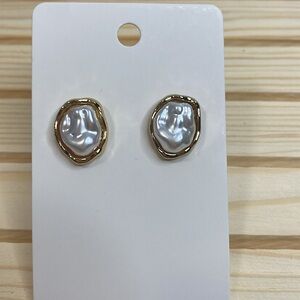 Gold tone and faux Pearl stud earrings NWTs